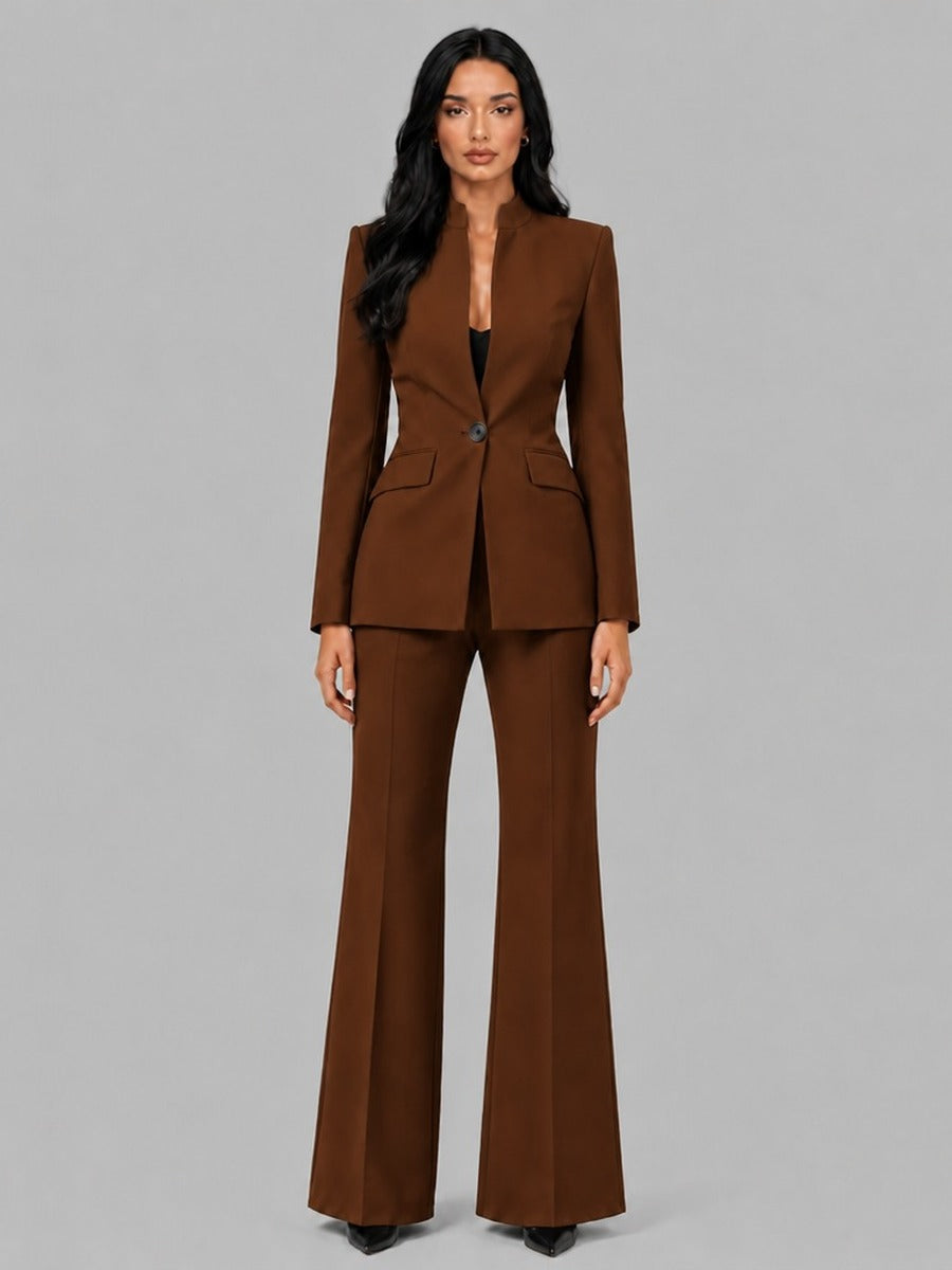 Faustina | Conjunto de dos piezas con blazer de cuello mao y pantalón de campana